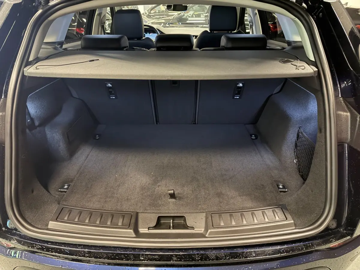 1.5 P300e AWD BLACK-LINE SOH 95%/NAVI/V-COCKPIT/LEDER/DAB/CARPLAY/LED/CAM/M-STOELEN///
