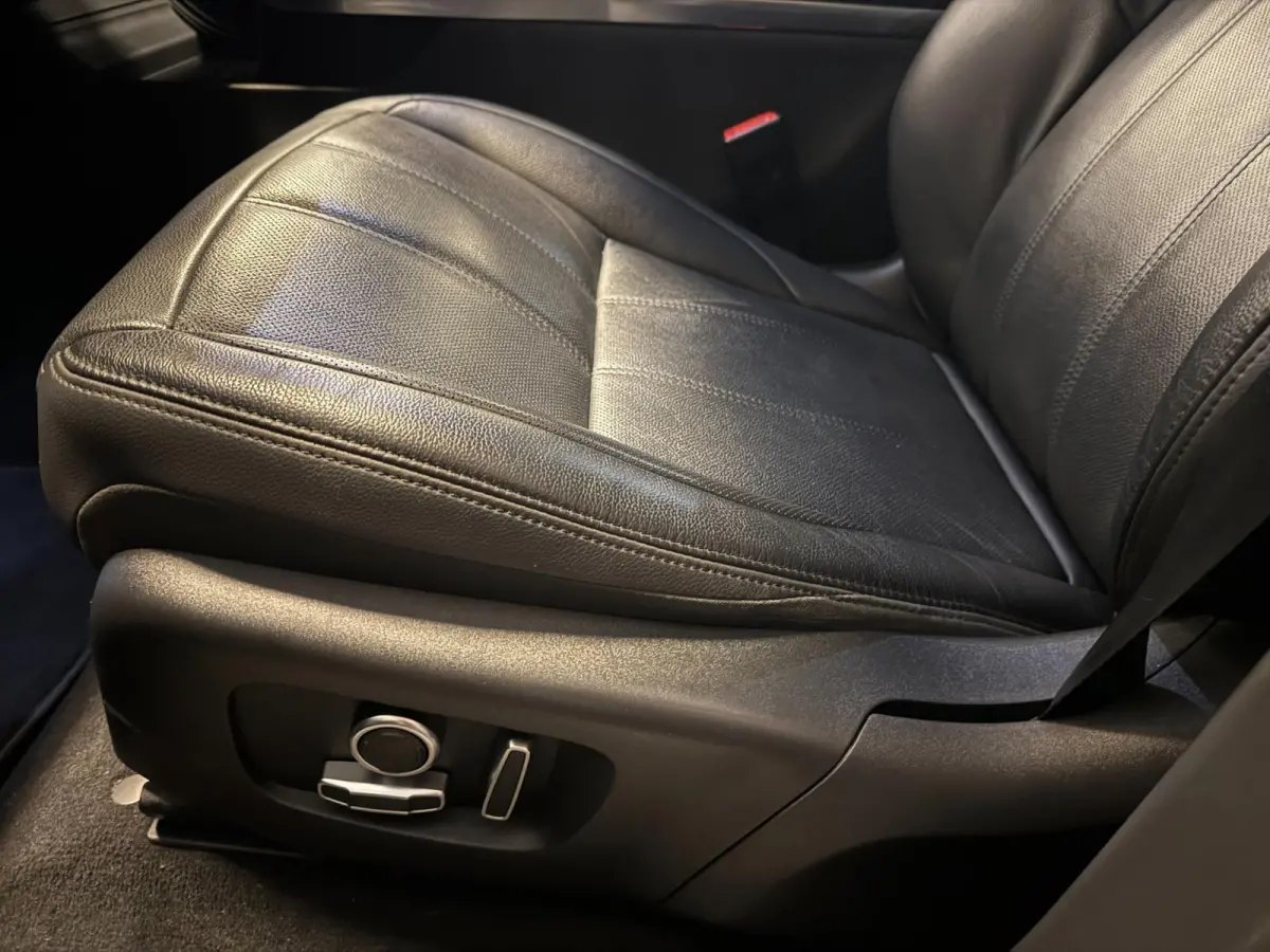 1.5 P300e AWD BLACK-LINE SOH 95%/NAVI/V-COCKPIT/LEDER/DAB/CARPLAY/LED/CAM/M-STOELEN///