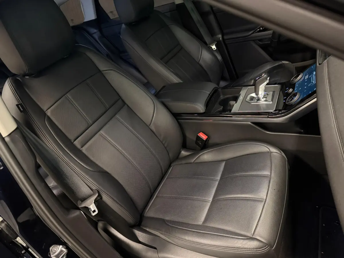 1.5 P300e AWD BLACK-LINE SOH 95%/NAVI/V-COCKPIT/LEDER/DAB/CARPLAY/LED/CAM/M-STOELEN///
