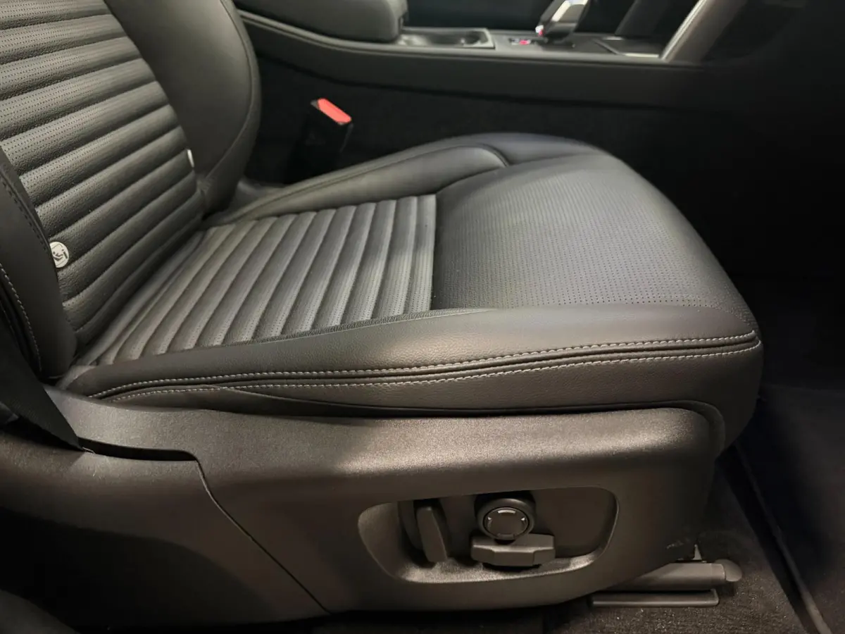 1.5 P300e AWD R-DYNAMIC 19DKM!! SOH-97,5%/ PANO/NAVI/V-COCKPIT/DAB/CARPLAY/LED/CAM/M-STOELEN///