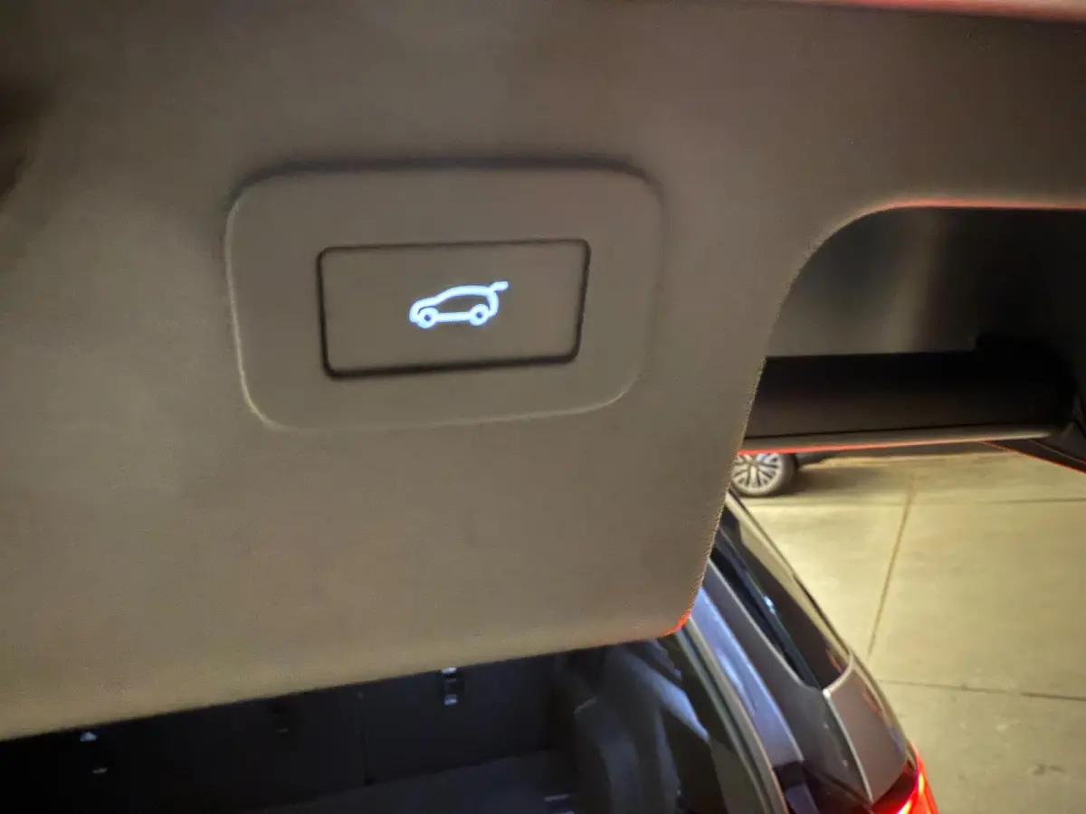 1.5 P300e AWD R-DYNAMIC 19DKM!! SOH-97,5%/ PANO/NAVI/V-COCKPIT/DAB/CARPLAY/LED/CAM/M-STOELEN///