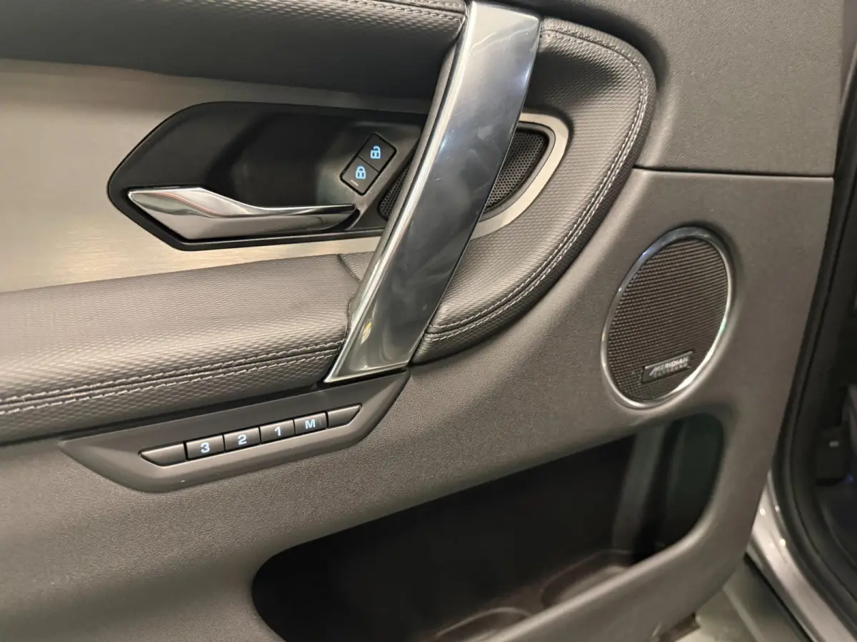 1.5 P300e AWD R-DYNAMIC 19DKM!! SOH-97,5%/ PANO/NAVI/V-COCKPIT/DAB/CARPLAY/LED/CAM/M-STOELEN///