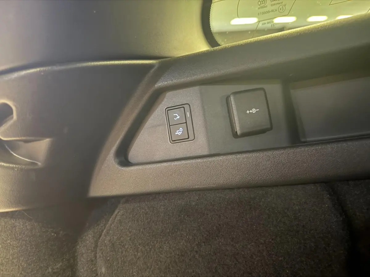 1.5 P300e AWD R-DYNAMIC 19DKM!! SOH-97,5%/ PANO/NAVI/V-COCKPIT/DAB/CARPLAY/LED/CAM/M-STOELEN///