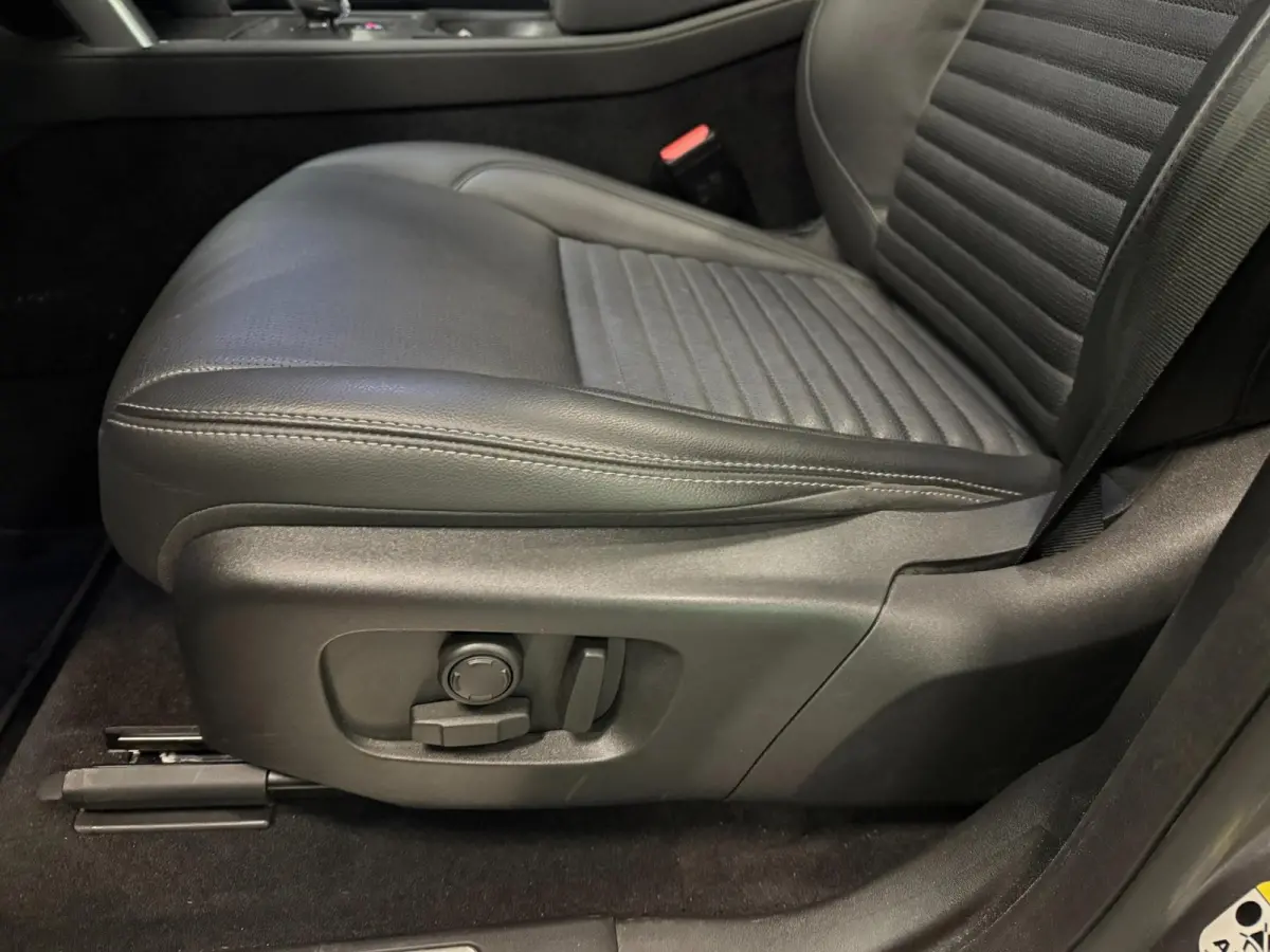 1.5 P300e AWD R-DYNAMIC 19DKM!! SOH-97,5%/ PANO/NAVI/V-COCKPIT/DAB/CARPLAY/LED/CAM/M-STOELEN///