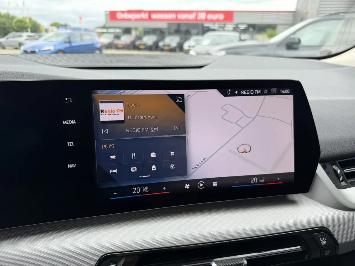 218i Trekhaak Panoramadak Stuurwielverwarming Stoelverwarming LED Achteruitrijcamera Keyless Entry Carplay