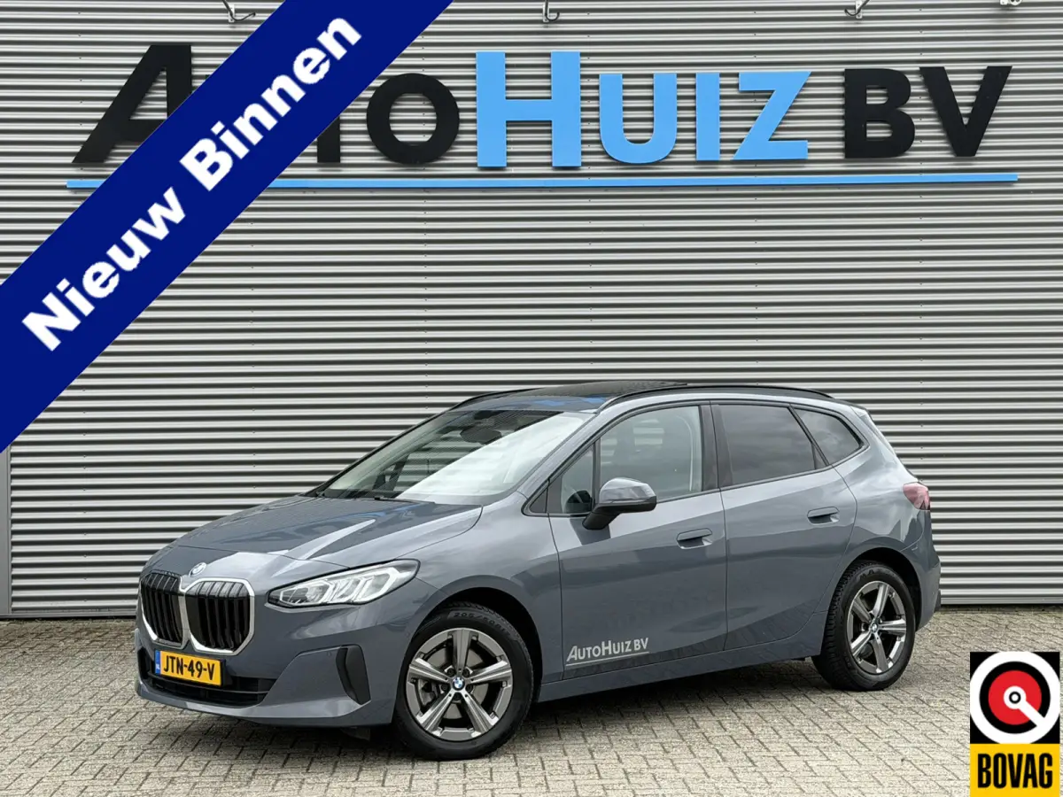 218i Trekhaak Panoramadak Stuurwielverwarming Stoelverwarming LED Achteruitrijcamera Keyless Entry Carplay