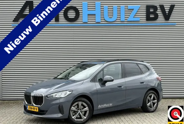 218i Trekhaak Panoramadak Stuurwielverwarming Stoelverwarming LED Achteruitrijcamera Keyless Entry Carplay