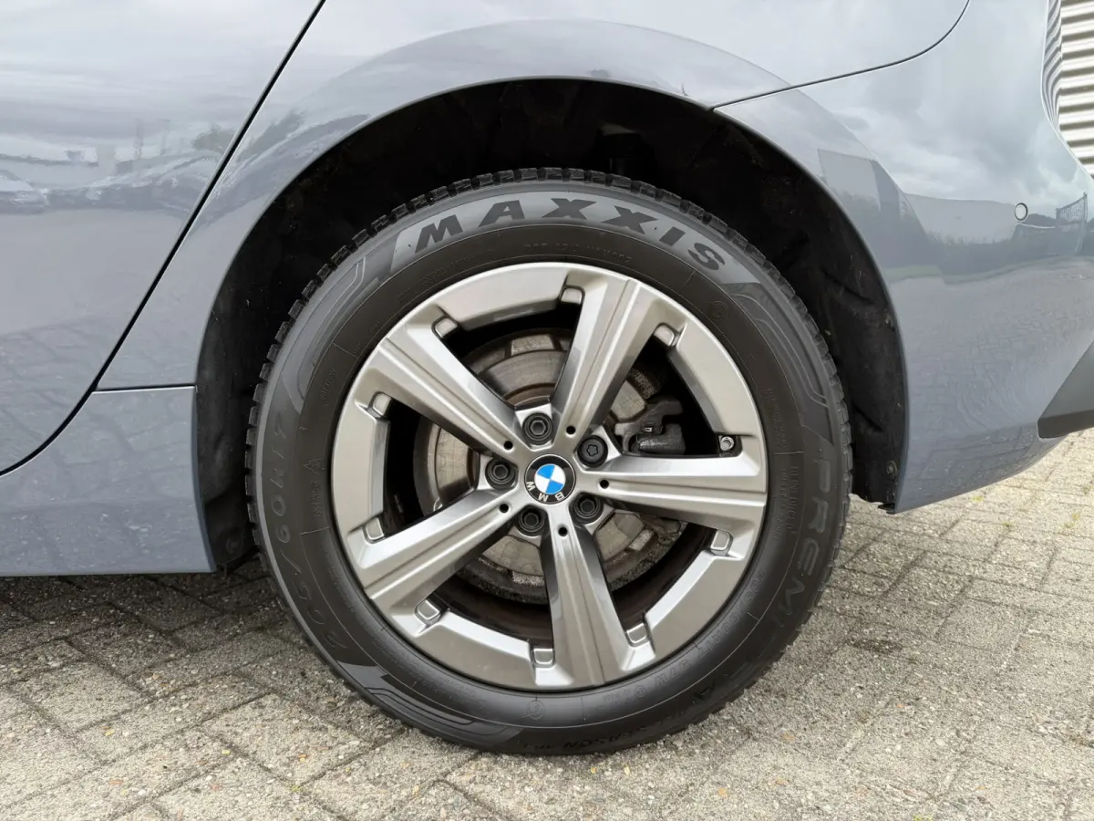 218i Trekhaak Panoramadak Stuurwielverwarming Stoelverwarming LED Achteruitrijcamera Keyless Entry Carplay