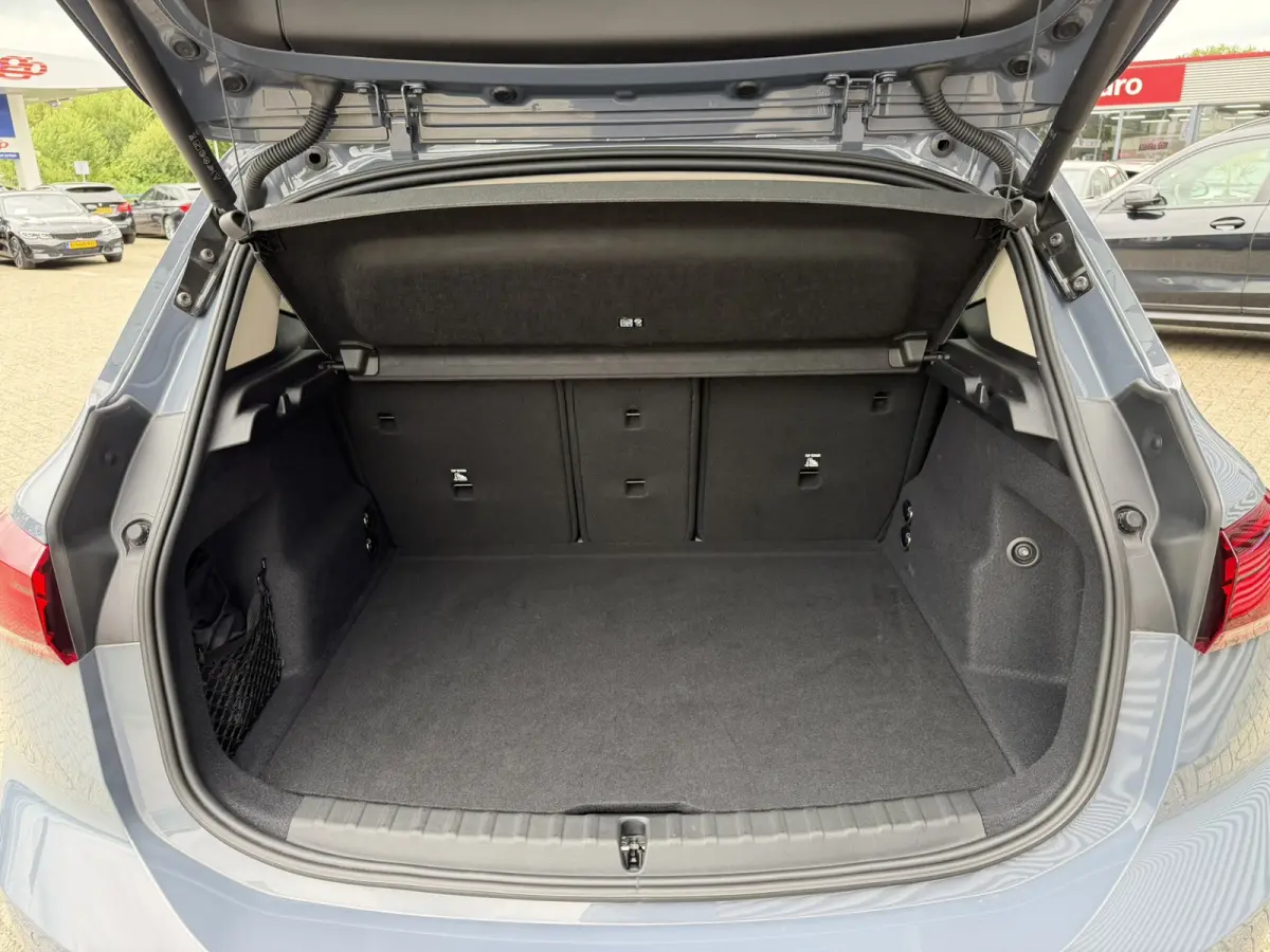218i Trekhaak Panoramadak Stuurwielverwarming Stoelverwarming LED Achteruitrijcamera Keyless Entry Carplay