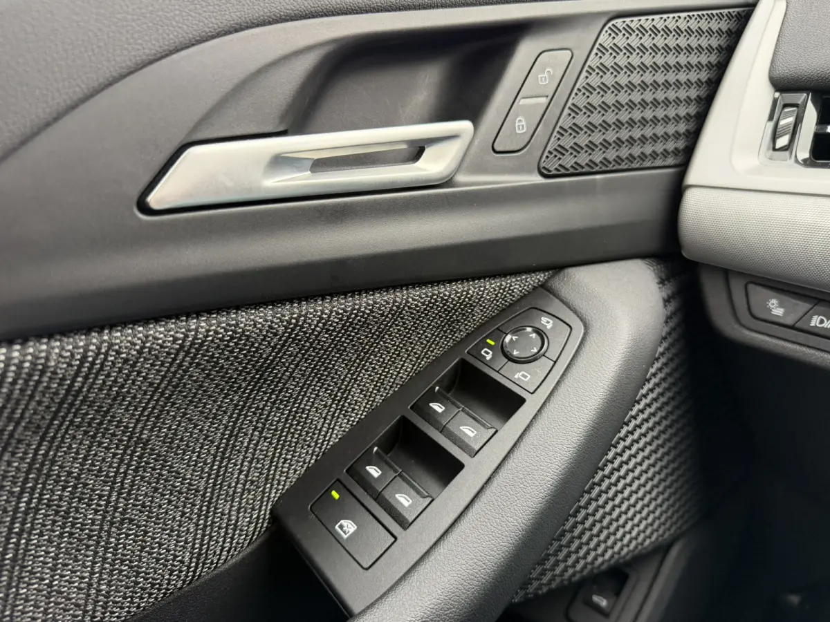 218i Trekhaak Panoramadak Stuurwielverwarming Stoelverwarming LED Achteruitrijcamera Keyless Entry Carplay