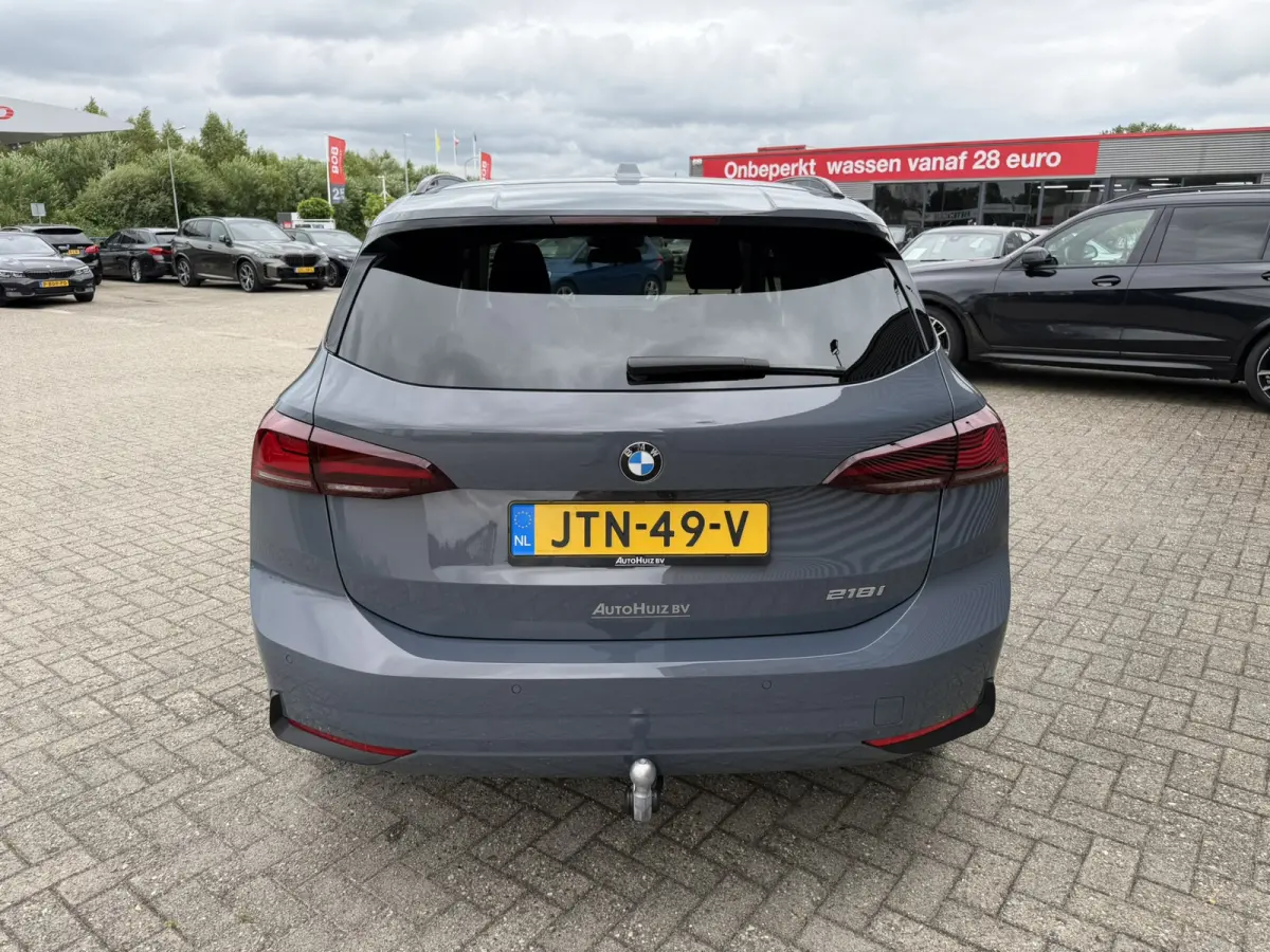 218i Trekhaak Panoramadak Stuurwielverwarming Stoelverwarming LED Achteruitrijcamera Keyless Entry Carplay