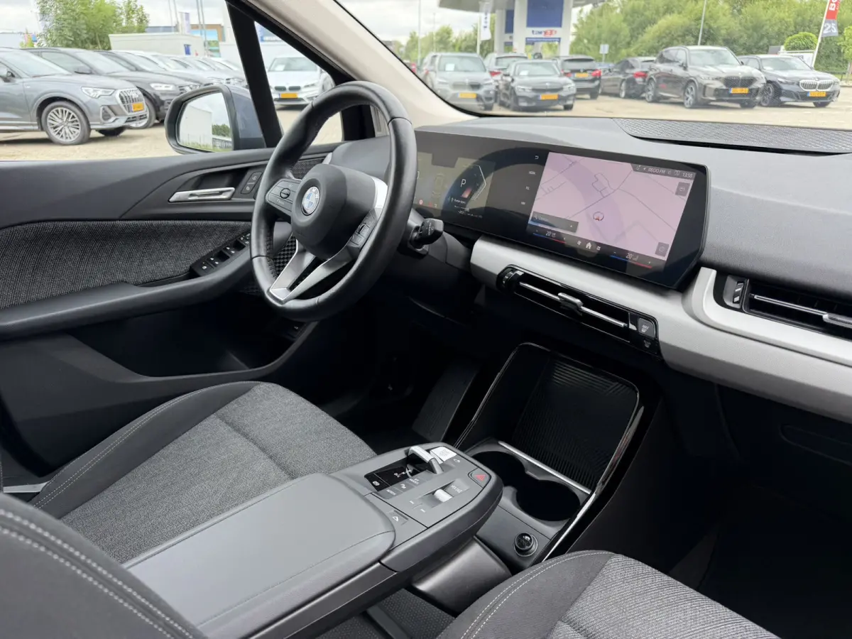 218i Trekhaak Panoramadak Stuurwielverwarming Stoelverwarming LED Achteruitrijcamera Keyless Entry Carplay