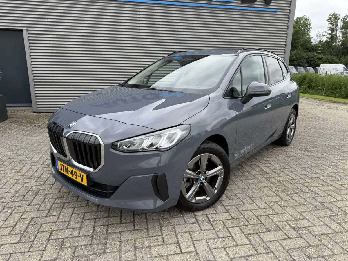 218i Trekhaak Panoramadak Stuurwielverwarming Stoelverwarming LED Achteruitrijcamera Keyless Entry Carplay