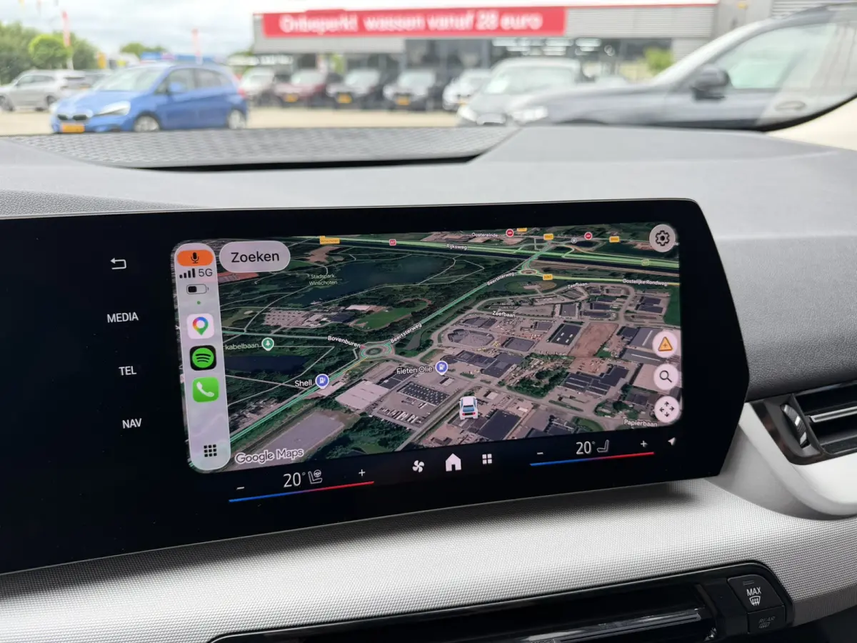 218i Trekhaak Panoramadak Stuurwielverwarming Stoelverwarming LED Achteruitrijcamera Keyless Entry Carplay