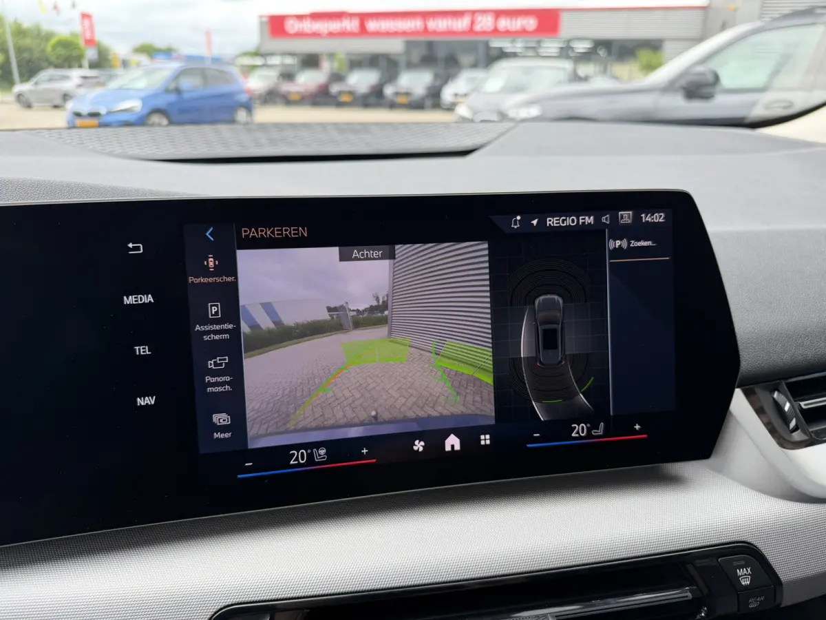 218i Trekhaak Panoramadak Stuurwielverwarming Stoelverwarming LED Achteruitrijcamera Keyless Entry Carplay