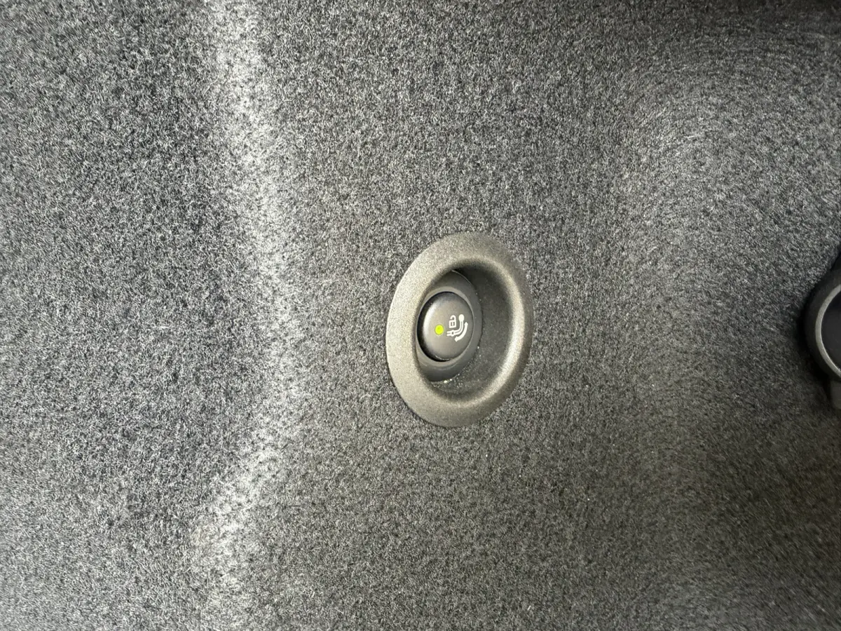 218i Trekhaak Panoramadak Stuurwielverwarming Stoelverwarming LED Achteruitrijcamera Keyless Entry Carplay
