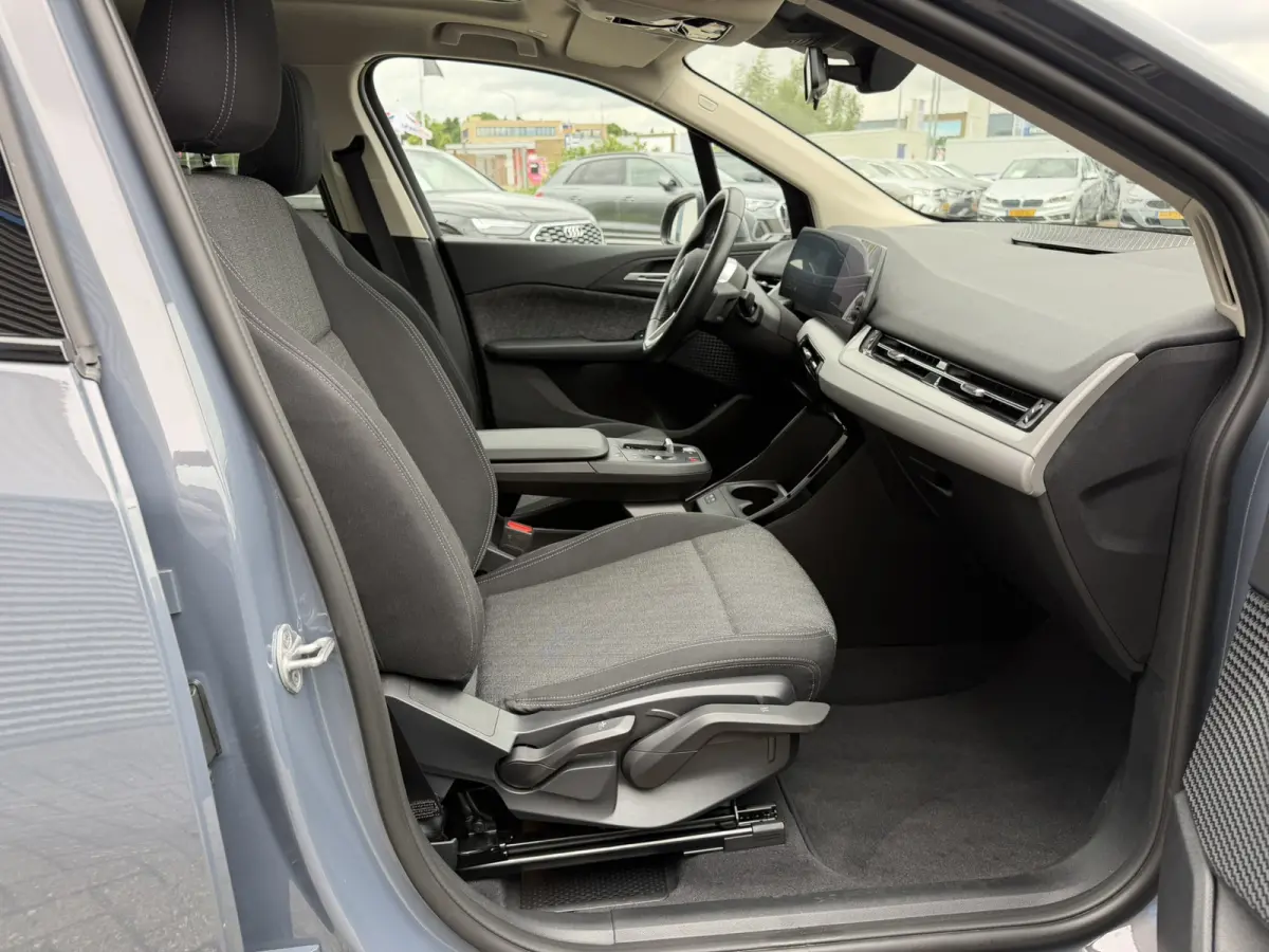 218i Trekhaak Panoramadak Stuurwielverwarming Stoelverwarming LED Achteruitrijcamera Keyless Entry Carplay
