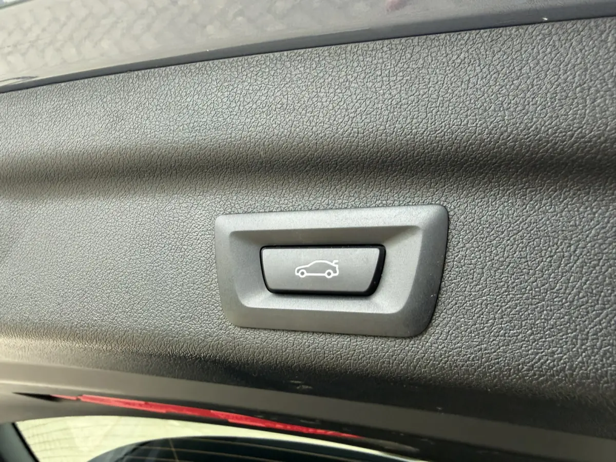 218i Trekhaak Panoramadak Stuurwielverwarming Stoelverwarming LED Achteruitrijcamera Keyless Entry Carplay
