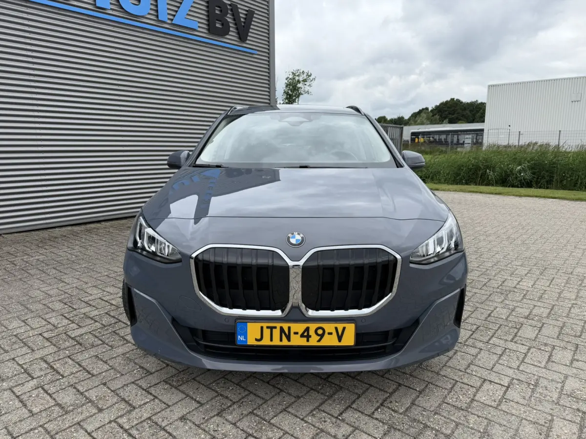 218i Trekhaak Panoramadak Stuurwielverwarming Stoelverwarming LED Achteruitrijcamera Keyless Entry Carplay