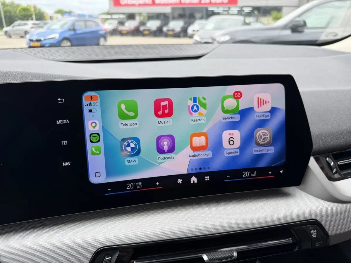 218i Trekhaak Panoramadak Stuurwielverwarming Stoelverwarming LED Achteruitrijcamera Keyless Entry Carplay