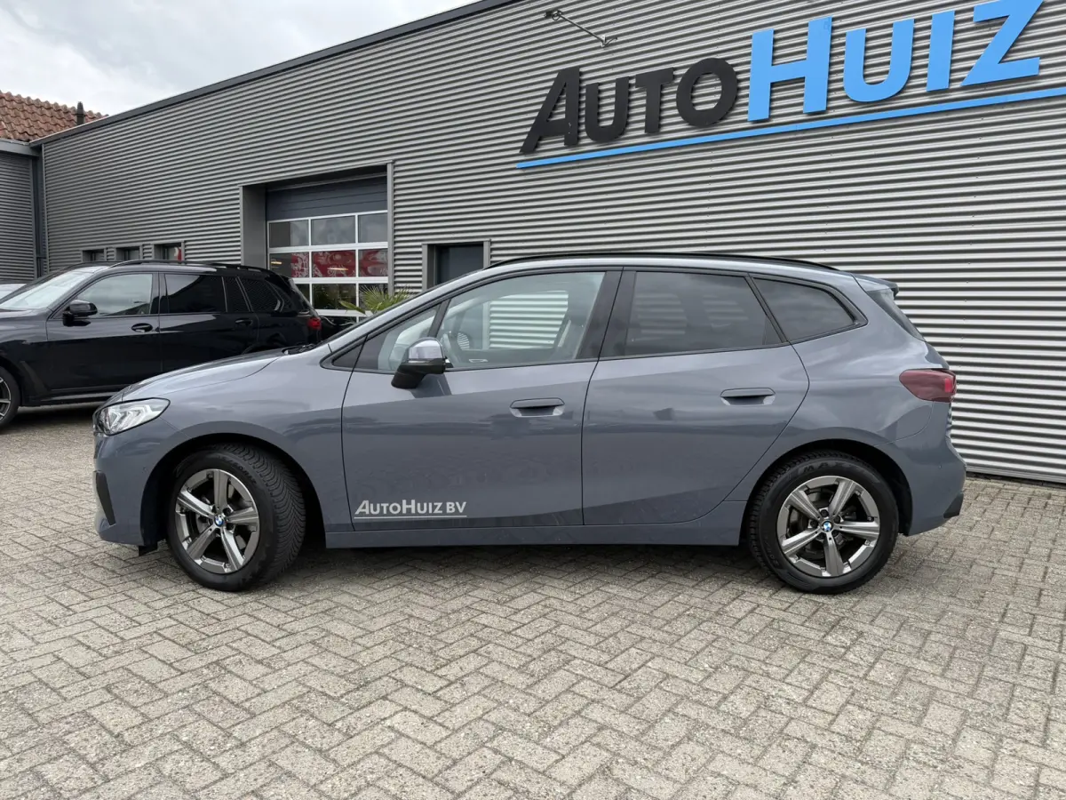 218i Trekhaak Panoramadak Stuurwielverwarming Stoelverwarming LED Achteruitrijcamera Keyless Entry Carplay