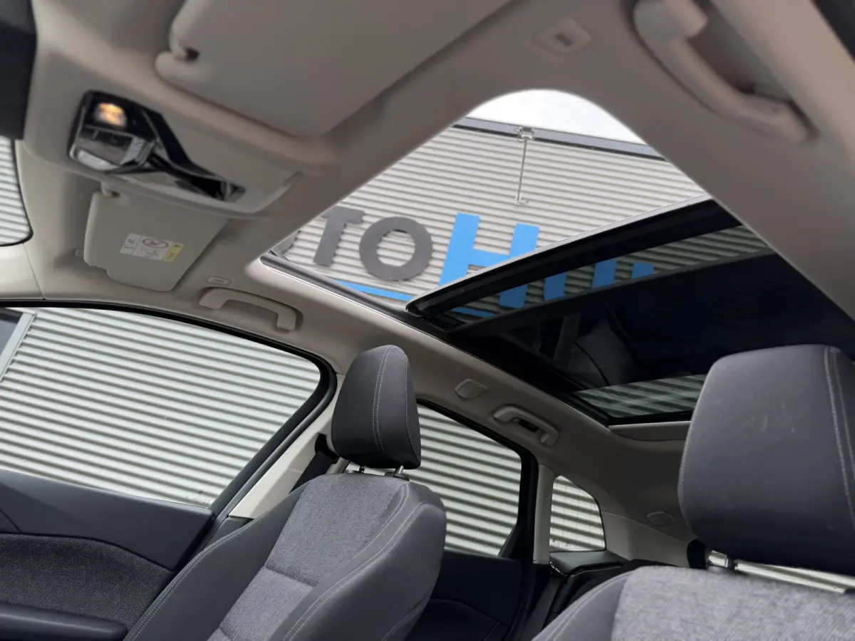 218i Trekhaak Panoramadak Stuurwielverwarming Stoelverwarming LED Achteruitrijcamera Keyless Entry Carplay