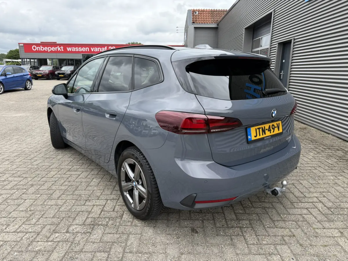 218i Trekhaak Panoramadak Stuurwielverwarming Stoelverwarming LED Achteruitrijcamera Keyless Entry Carplay