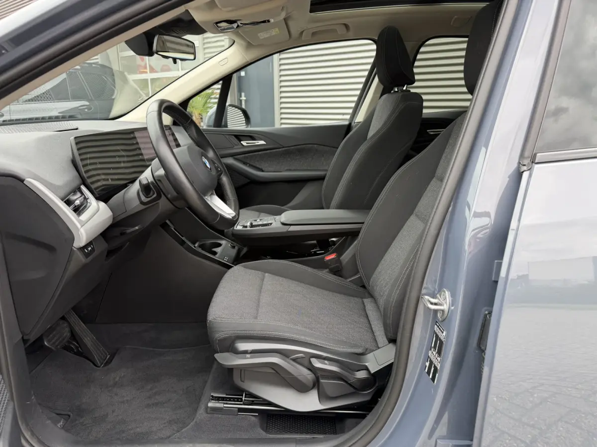 218i Trekhaak Panoramadak Stuurwielverwarming Stoelverwarming LED Achteruitrijcamera Keyless Entry Carplay