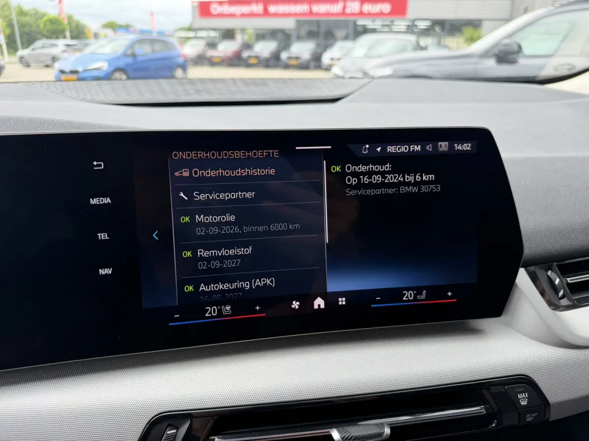 218i Trekhaak Panoramadak Stuurwielverwarming Stoelverwarming LED Achteruitrijcamera Keyless Entry Carplay