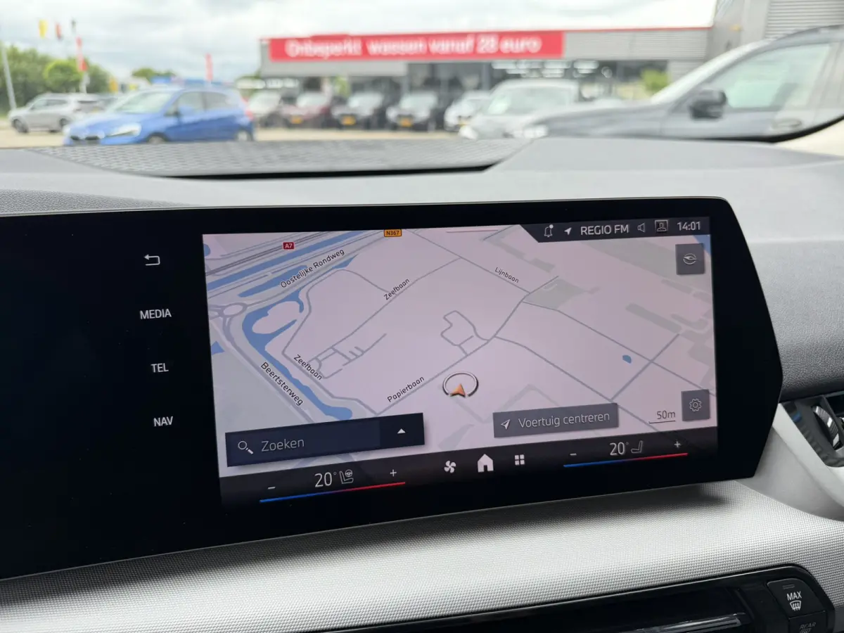 218i Trekhaak Panoramadak Stuurwielverwarming Stoelverwarming LED Achteruitrijcamera Keyless Entry Carplay