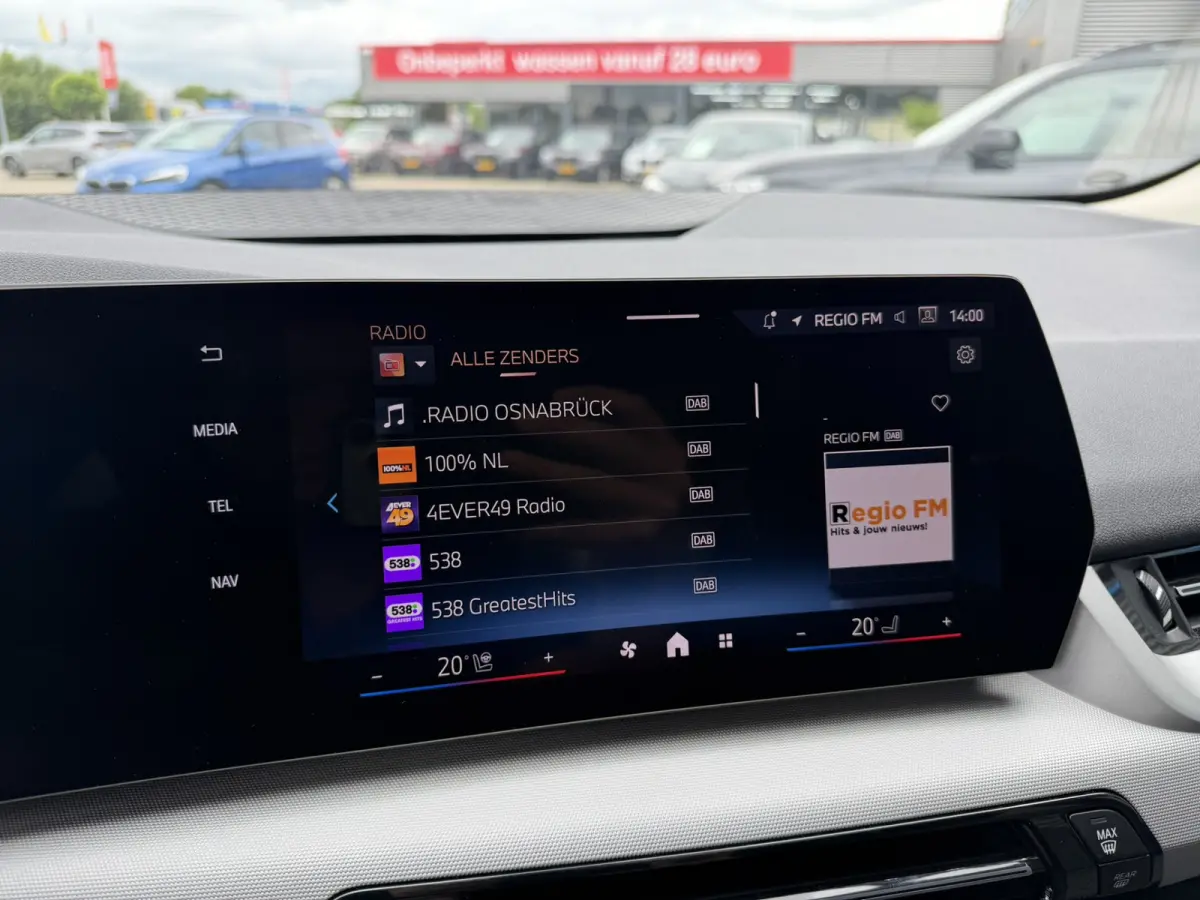 218i Trekhaak Panoramadak Stuurwielverwarming Stoelverwarming LED Achteruitrijcamera Keyless Entry Carplay