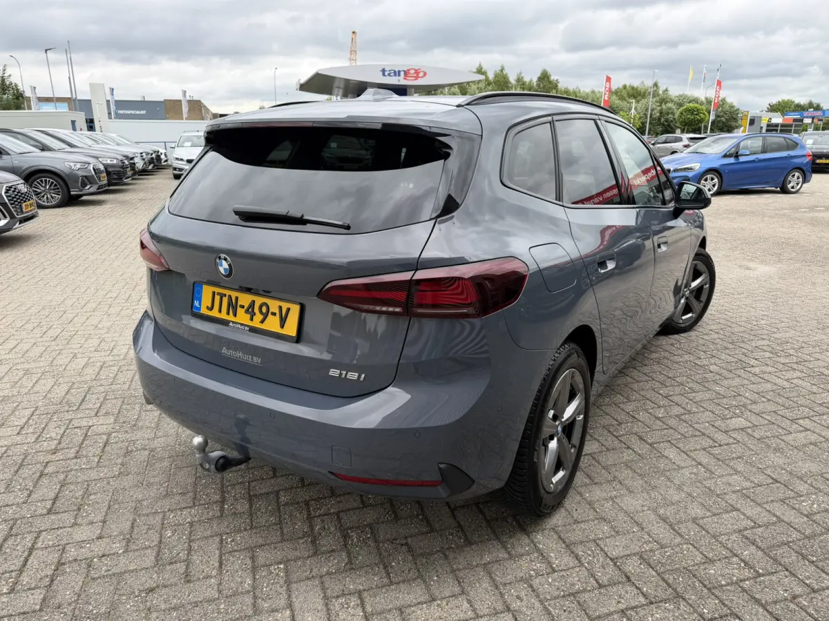 218i Trekhaak Panoramadak Stuurwielverwarming Stoelverwarming LED Achteruitrijcamera Keyless Entry Carplay