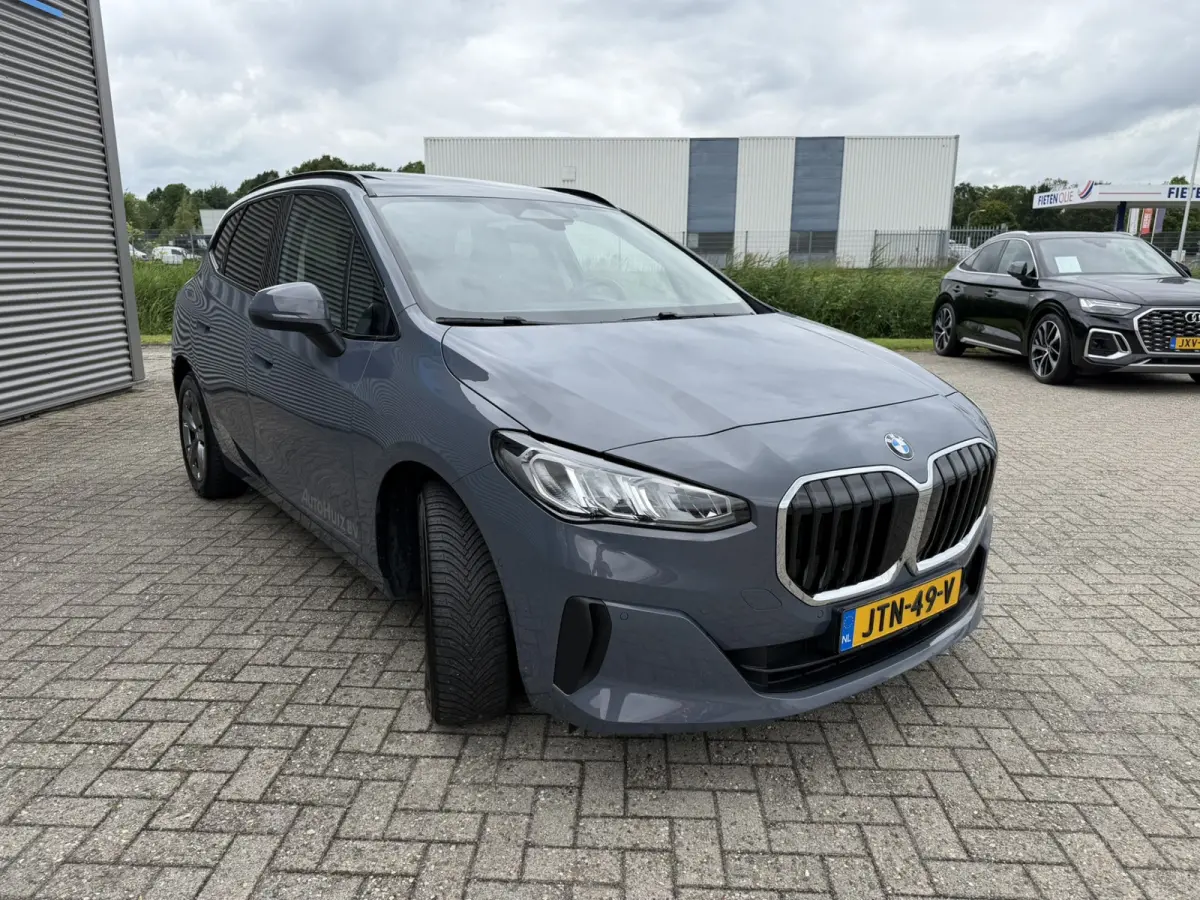 218i Trekhaak Panoramadak Stuurwielverwarming Stoelverwarming LED Achteruitrijcamera Keyless Entry Carplay