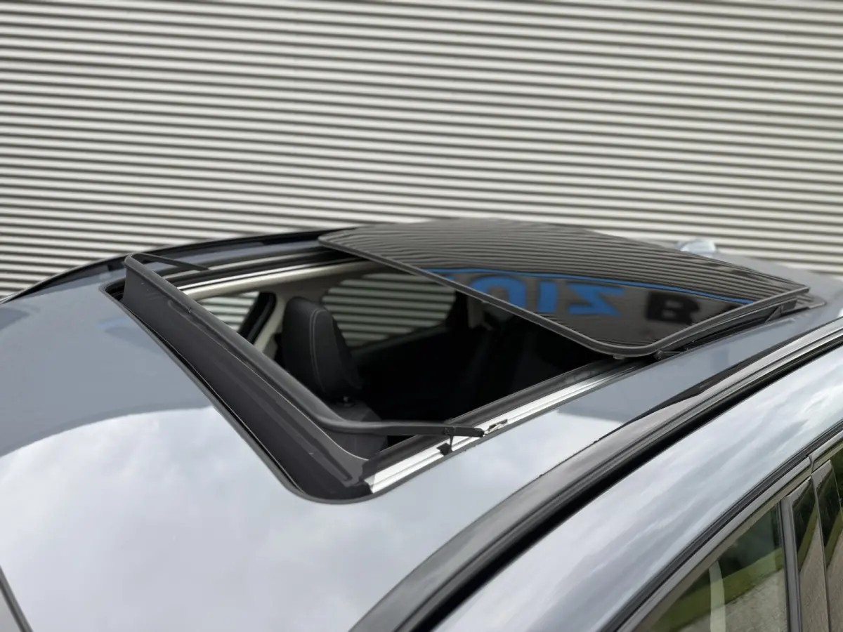 218i Trekhaak Panoramadak Stuurwielverwarming Stoelverwarming LED Achteruitrijcamera Keyless Entry Carplay