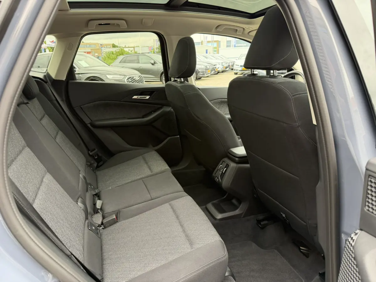 218i Trekhaak Panoramadak Stuurwielverwarming Stoelverwarming LED Achteruitrijcamera Keyless Entry Carplay