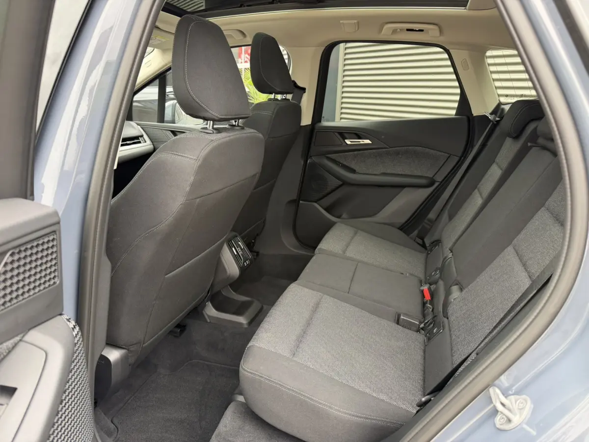 218i Trekhaak Panoramadak Stuurwielverwarming Stoelverwarming LED Achteruitrijcamera Keyless Entry Carplay
