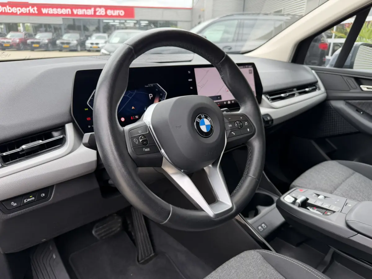 218i Trekhaak Panoramadak Stuurwielverwarming Stoelverwarming LED Achteruitrijcamera Keyless Entry Carplay