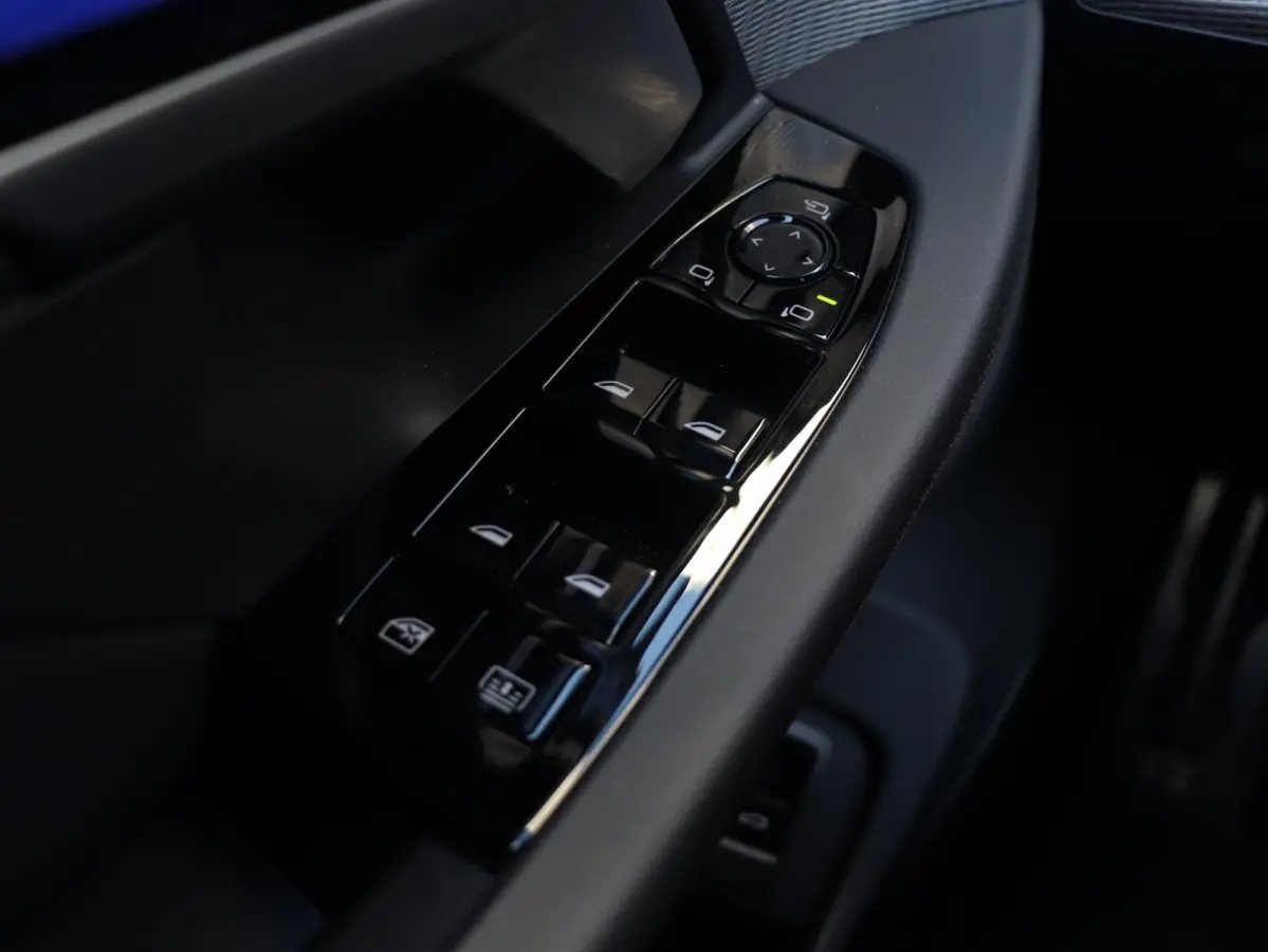 Sedan | SoH 100% | High Executive | Driving Assistant Prof. | Carbon Exterieur Pakket | Trekhaak | M Drivers Pack | Parking Assistant Prof. | Bowers & Wilkins | Head-Up | 20/21'' LMV |
