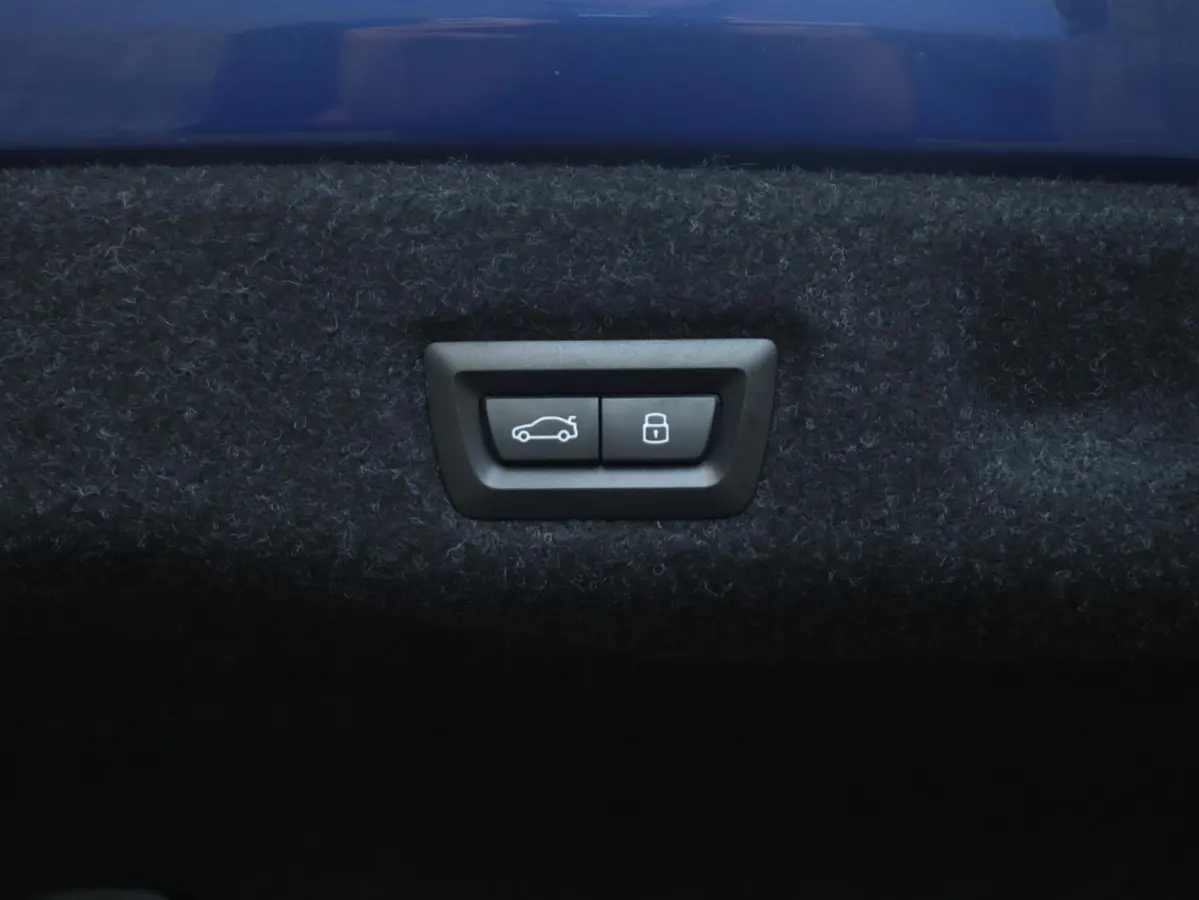Sedan | SoH 100% | High Executive | Driving Assistant Prof. | Carbon Exterieur Pakket | Trekhaak | M Drivers Pack | Parking Assistant Prof. | Bowers & Wilkins | Head-Up | 20/21'' LMV |