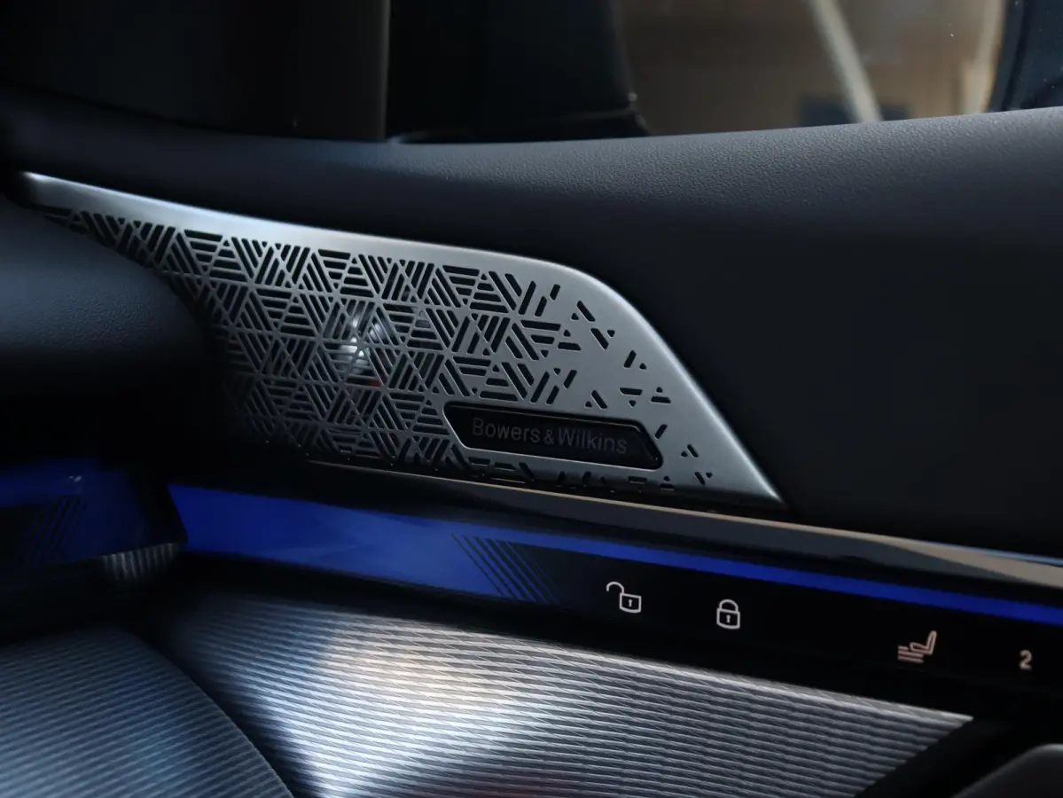 Sedan | SoH 100% | High Executive | Driving Assistant Prof. | Carbon Exterieur Pakket | Trekhaak | M Drivers Pack | Parking Assistant Prof. | Bowers & Wilkins | Head-Up | 20/21'' LMV |