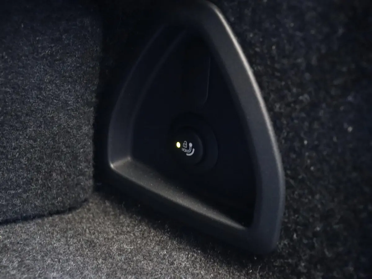 Sedan | SoH 100% | High Executive | Driving Assistant Prof. | Carbon Exterieur Pakket | Trekhaak | M Drivers Pack | Parking Assistant Prof. | Bowers & Wilkins | Head-Up | 20/21'' LMV |