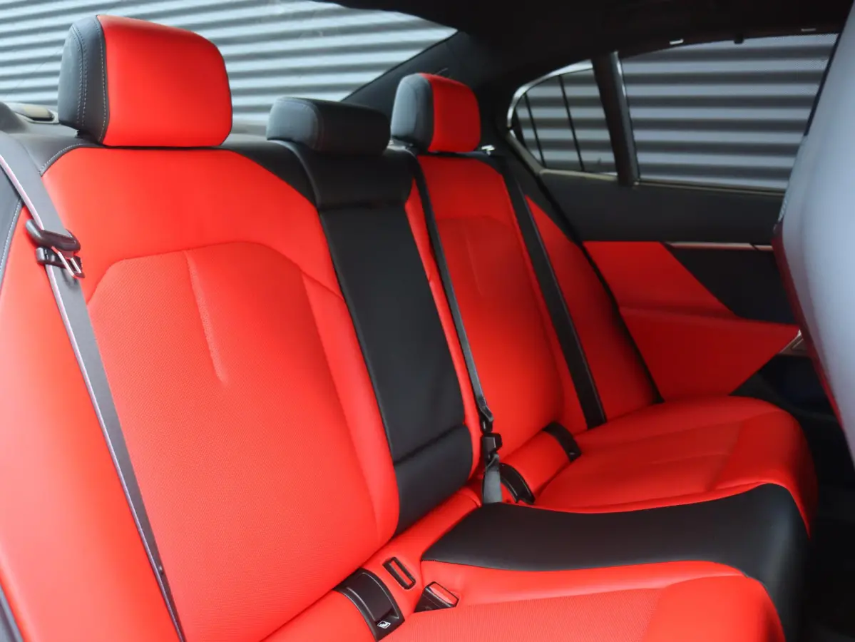 Sedan | SoH 100% | High Executive | Driving Assistant Prof. | Carbon Exterieur Pakket | Trekhaak | M Drivers Pack | Parking Assistant Prof. | Bowers & Wilkins | Head-Up | 20/21'' LMV |