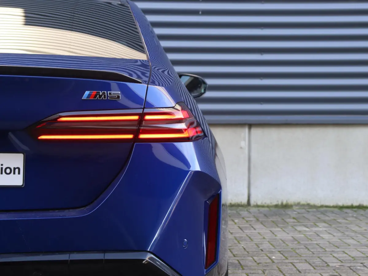 Sedan | SoH 100% | High Executive | Driving Assistant Prof. | Carbon Exterieur Pakket | Trekhaak | M Drivers Pack | Parking Assistant Prof. | Bowers & Wilkins | Head-Up | 20/21'' LMV |