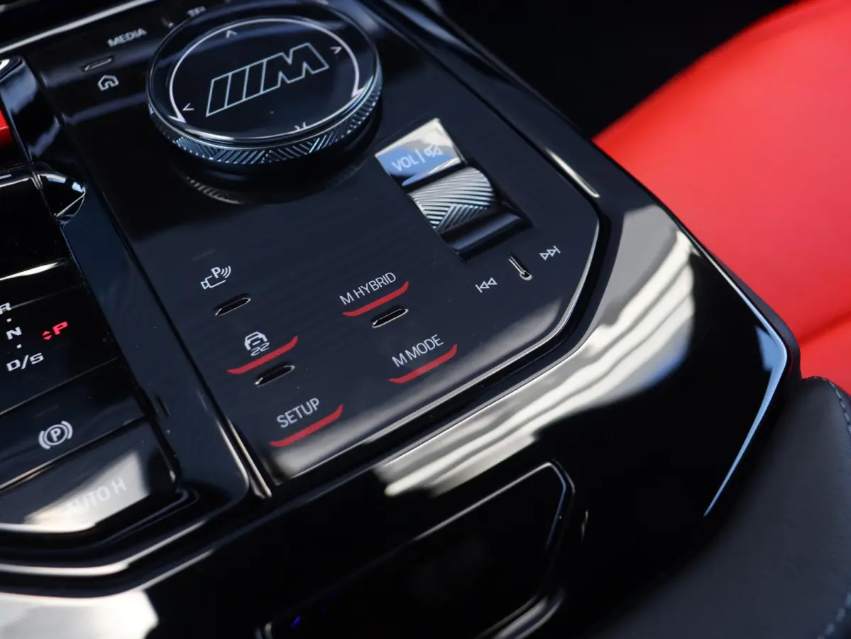 Sedan | SoH 100% | High Executive | Driving Assistant Prof. | Carbon Exterieur Pakket | Trekhaak | M Drivers Pack | Parking Assistant Prof. | Bowers & Wilkins | Head-Up | 20/21'' LMV |