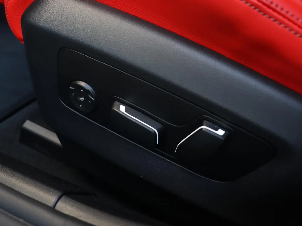 Sedan | SoH 100% | High Executive | Driving Assistant Prof. | Carbon Exterieur Pakket | Trekhaak | M Drivers Pack | Parking Assistant Prof. | Bowers & Wilkins | Head-Up | 20/21'' LMV |