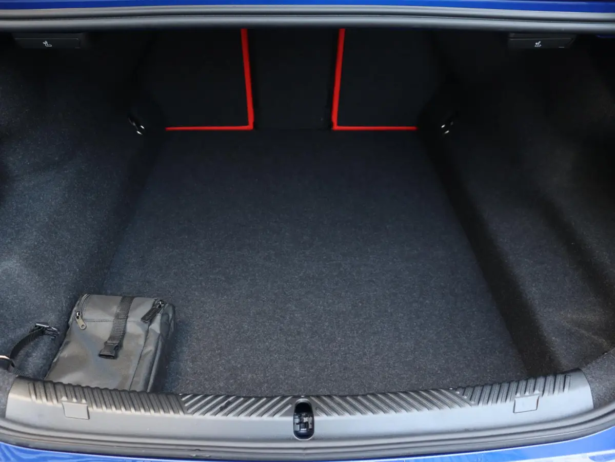 Sedan | SoH 100% | High Executive | Driving Assistant Prof. | Carbon Exterieur Pakket | Trekhaak | M Drivers Pack | Parking Assistant Prof. | Bowers & Wilkins | Head-Up | 20/21'' LMV |