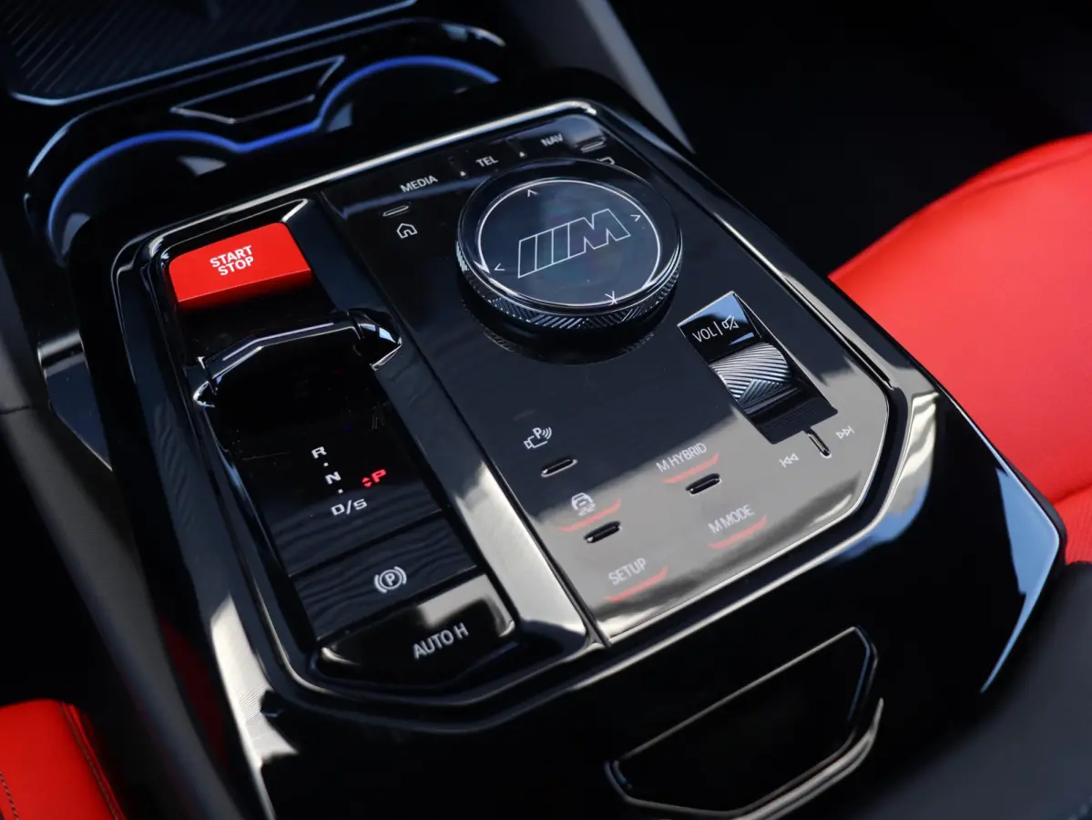 Sedan | SoH 100% | High Executive | Driving Assistant Prof. | Carbon Exterieur Pakket | Trekhaak | M Drivers Pack | Parking Assistant Prof. | Bowers & Wilkins | Head-Up | 20/21'' LMV |