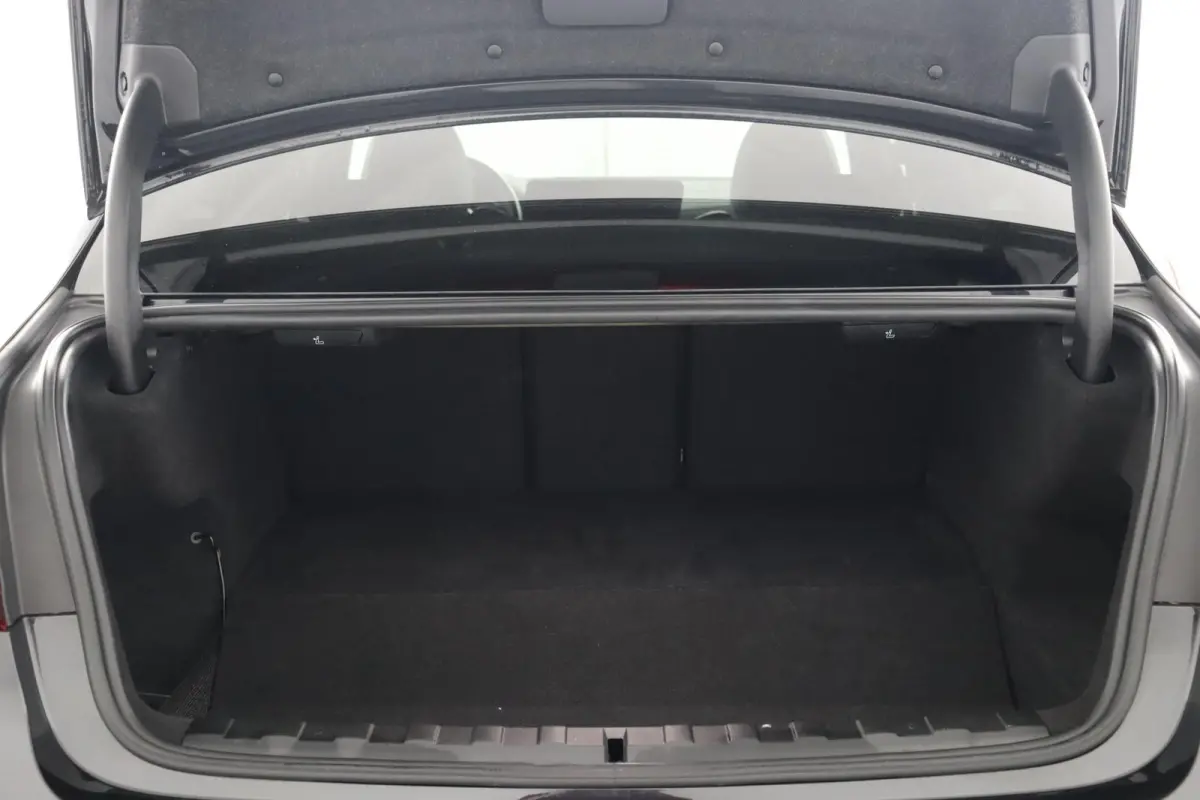 320e Business Edition Plus | SOH 89% | M Sportstuur | M Shadow Line | M Hemelbekleding Anthrazit | Stoelverwarming | Camera | HiFi Systeem | Leder |