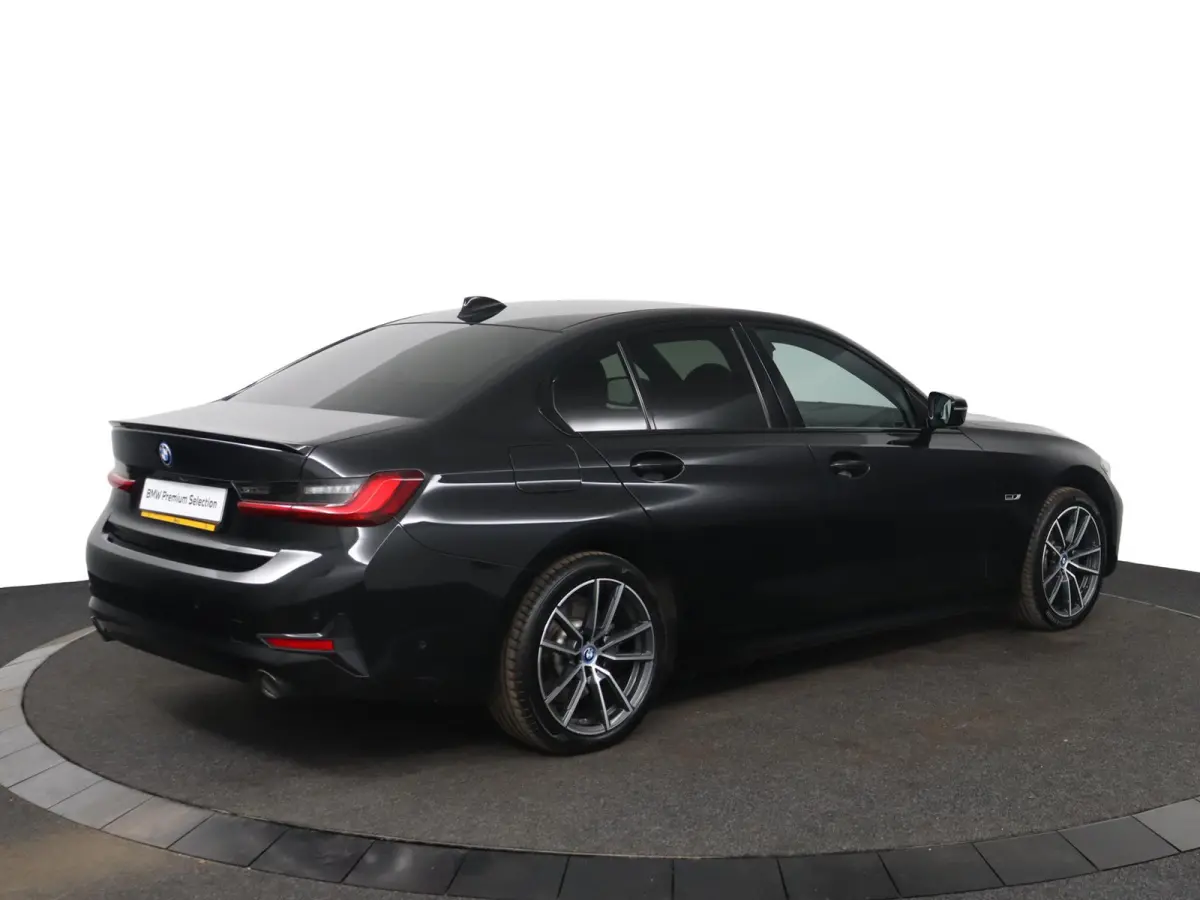 320e Business Edition Plus | SOH 89% | M Sportstuur | M Shadow Line | M Hemelbekleding Anthrazit | Stoelverwarming | Camera | HiFi Systeem | Leder |