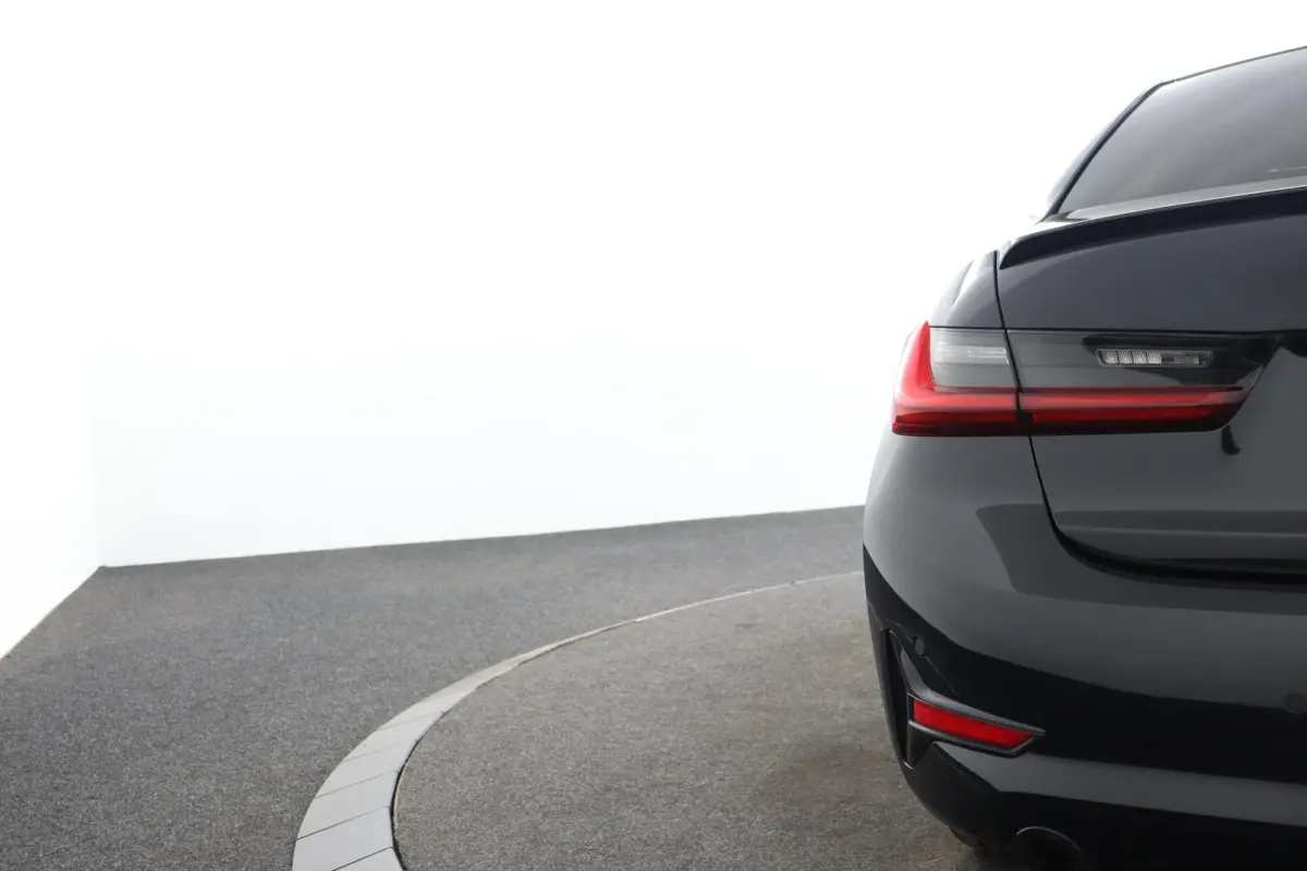 320e Business Edition Plus | SOH 89% | M Sportstuur | M Shadow Line | M Hemelbekleding Anthrazit | Stoelverwarming | Camera | HiFi Systeem | Leder |